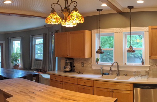 Williamstown House | Spacious 5-bedroom House, Walking Distance to Williams