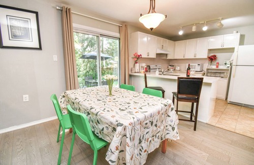 Alcona Cottage | Spacious 5-Bedroom Vacation Home Near Lake Simcoe – Perfect for Family Gathering