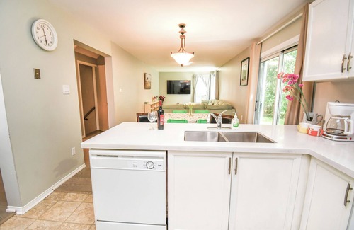 Alcona Cottage | Spacious 5-Bedroom Vacation Home Near Lake Simcoe – Perfect for Family Gathering