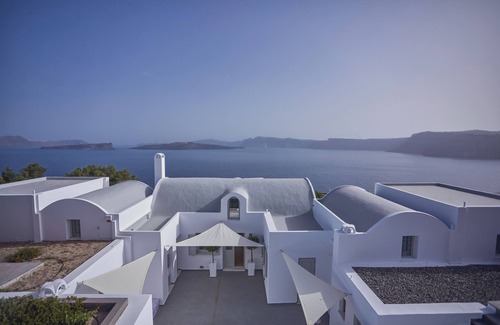 Akrotiri Villa | Spacious 5-bedroom villa in fabulous Santorini with WiFi, AC