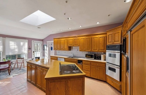 Redding Ridge Villa | Spacious 5-bedroom villa with WiFi and AC in charming Redding