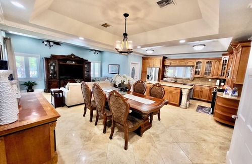 Eastern Road Villa | Spacious 5-bedroom villa in beautiful Nassau with AC, WiFi and Pool.