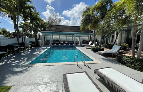 Eastern Road Villa | Spacious 5-bedroom villa in beautiful Nassau with AC, WiFi and Pool.