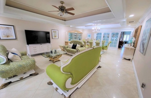 Eastern Road Villa | Spacious 5-bedroom villa in beautiful Nassau with AC, WiFi and Pool.