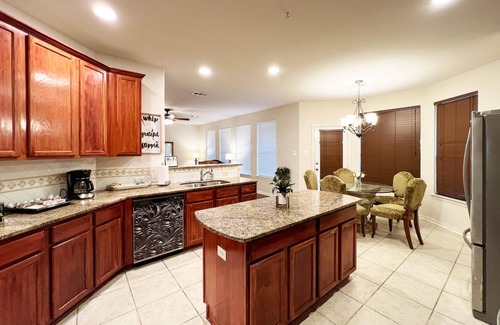 Allen House | Spacious 5 bedroom w/Game Room and Covered Patio