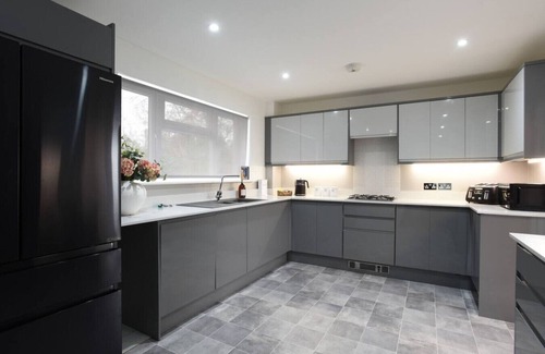 Cowplain House | Spacious 5 Bedroom w/Hot Tub | Waterlooville`s Gem