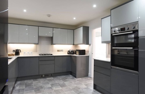 Cowplain House | Spacious 5 Bedroom w/Hot Tub | Waterlooville`s Gem