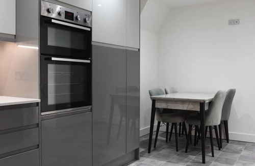 Cowplain House | Spacious 5 Bedroom w/Hot Tub | Waterlooville`s Gem