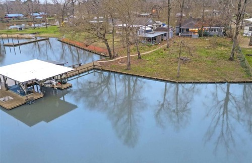 Oakhurst House | Spacious 5-bedroom waterfront house in charming Huntsville