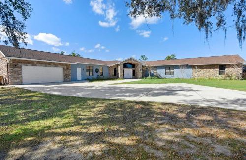 St. Cloud House | Spacious 5-Bedrooms Contemporary Ranch with fitness room, Wifi, pool table