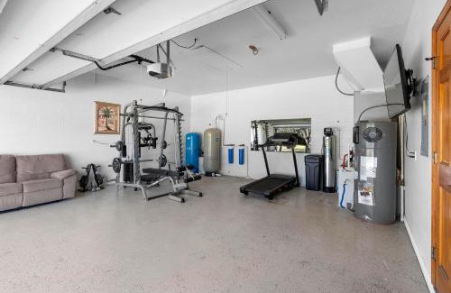 St. Cloud House | Spacious 5-Bedrooms Contemporary Ranch with fitness room, Wifi, pool table