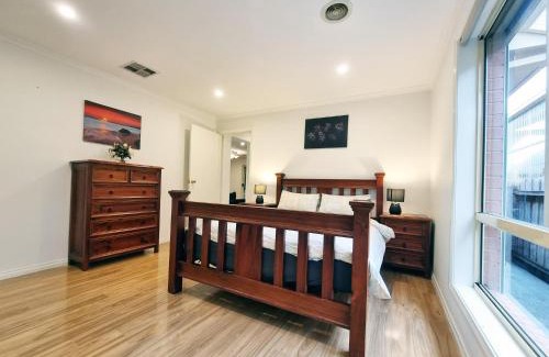 Sunshine West House | Spacious 5 bedrooms house