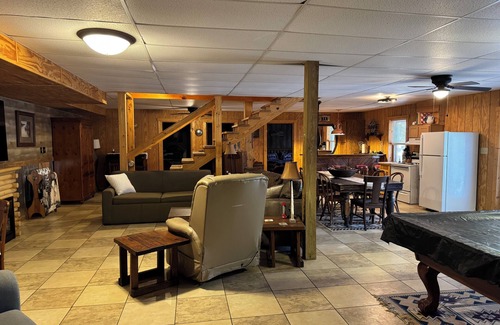 Bronston Cabin | Spacious 5 bedrooms, three stories log cabin with WiFi, AC in charming Bronston
