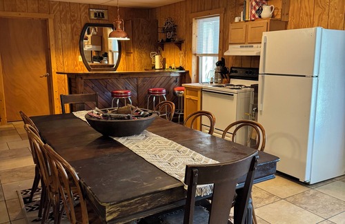Bronston Cabin | Spacious 5 bedrooms, three stories log cabin with WiFi, AC in charming Bronston