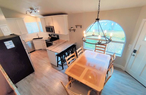 West Jordan House | Spacious 5 BR/3 Bath Home with a PRIVATE HOT TUB! 2x full Kitchens & Laundry