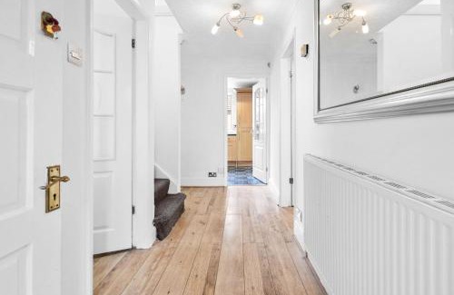Bramcote House | Spacious 5 BR House