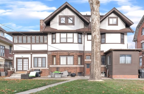 Detroit House | Spacious 5 BR house in the Historic Virginia Park District of Midtown Detroit.