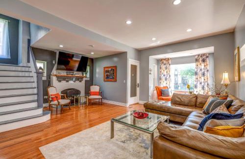 North Lawndale House | Spacious 5-BR House near Transit w Parking