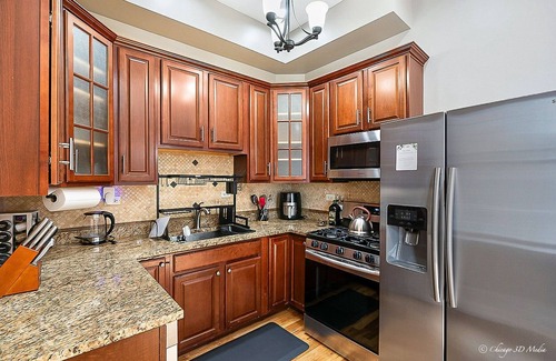 East Garfield Park House | Spacious 5 BR/King Size Beds + Private Parking!