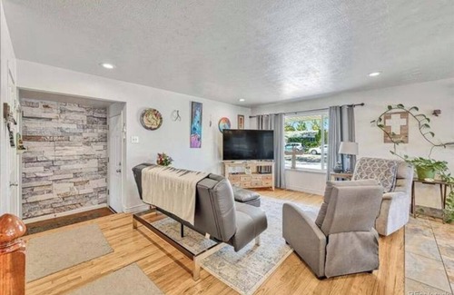 Lakewood House | Spacious 5 BR Oasis: Chef's Kitchen, Office, Bar, BBQ patio area & More