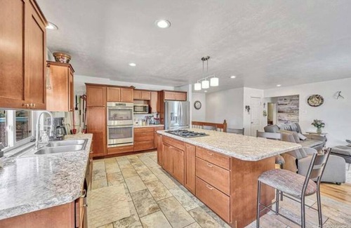 Lakewood House | Spacious 5 BR Oasis: Chef's Kitchen, Office, Bar, BBQ patio area & More