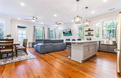 Faubourg Lafayette House | Spacious 5 BR Retreat + Pool | Near It All!