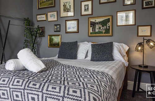 Mapperley House | Spacious 5 double bedroom house with free parking and a garden.