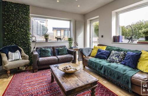 Mapperley House | Spacious 5 double bedroom house with free parking and a garden.