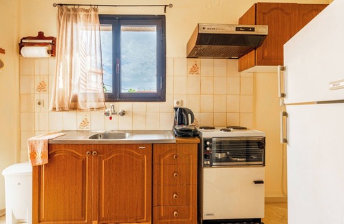 Poros Apartment | Spacious 5-Person Apartment