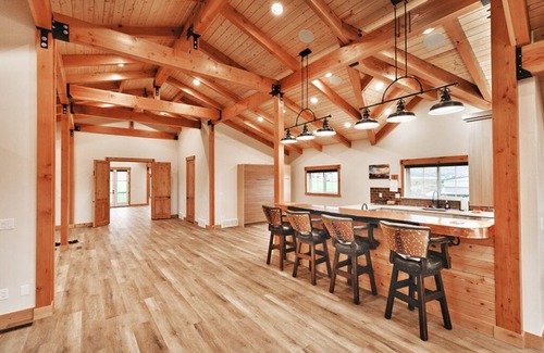 Kamas Cabin | Spacious 5 queen beds in an elegant bunkhouse lodge in beautiful Kamas Utah