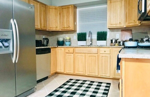 North Bergen House | Spacious 5BDR, 3.5BTH, with 2-car parking. Minutes to Manhattan and EWR Airport!