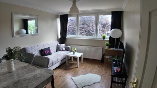 Thamesfield Apartment | Spacious 5BR 3BA Duplex in Prime Zone 2 Near Tube and River