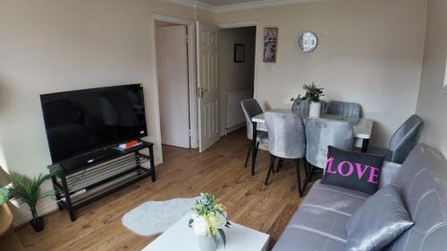 Thamesfield Apartment | Spacious 5BR 3BA Duplex in Prime Zone 2 Near Tube and River