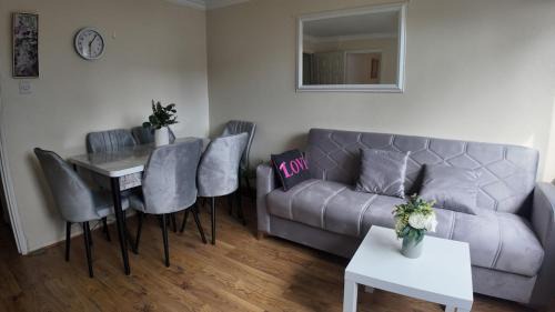 Thamesfield Apartment | Spacious 5BR 3BA Duplex in Prime Zone 2 Near Tube and River