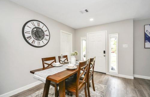 Southeast Houston House | Spacious 5BR 3BA Holiday Home Close to Stadiums with Hot Tub