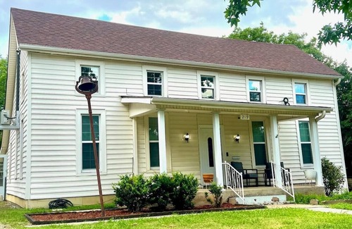 Sherman House | Spacious 5BR Corporate Home/Ideal for Work Crews & Long Stays/Centrally located