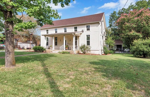 Sherman House | Spacious 5BR Corporate Home/Ideal for Work Crews & Long Stays/Centrally located
