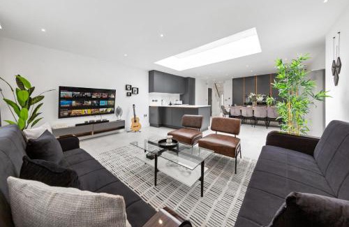 Luton House | Spacious 5BR for Work Crews Parking & WiFi