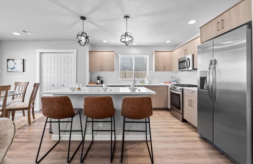 Meridian House | Spacious 5BR - Gamer Room - Hot Tub & Pool Access
