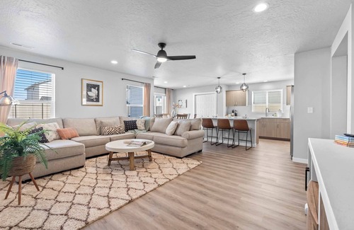 Meridian House | Spacious 5BR - Gamer Room - Hot Tub & Pool Access