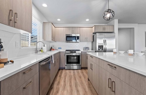 Meridian House | Spacious 5BR - Gamer Room - Hot Tub & Pool Access