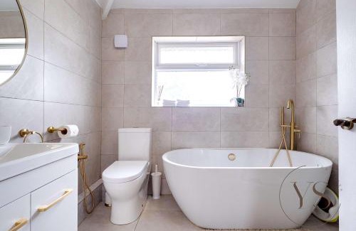 Wednesbury House | Spacious 5BR Home in 113 Park Lane with Free Parking Near M6 and Walsall Town Centre