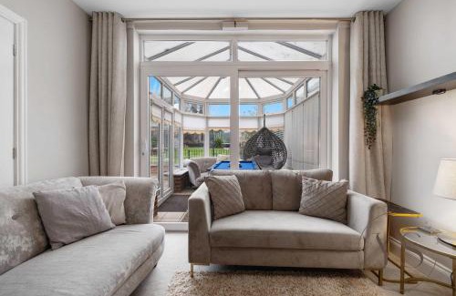 Wednesbury House | Spacious 5BR Home in 113 Park Lane with Free Parking Near M6 and Walsall Town Centre