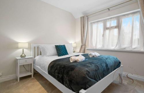 Wednesbury House | Spacious 5BR Home in 113 Park Lane with Free Parking Near M6 and Walsall Town Centre