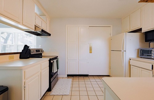 Spring Branch West House | Spacious 5BR Home - Near Memorial Mall - Sleeps 14 - Pet friendly