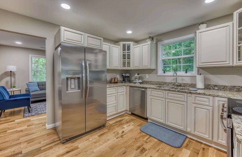 Johnson City House | Spacious 5BR Home | Sleeps 14 | Modern Comfort