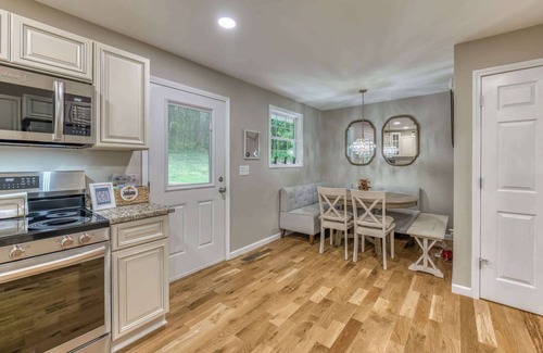 Johnson City House | Spacious 5BR Home | Sleeps 14 | Modern Comfort