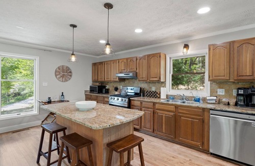 Fairview House | Spacious 5BR Hot Tub Fire Pit Games | Lazy Bear