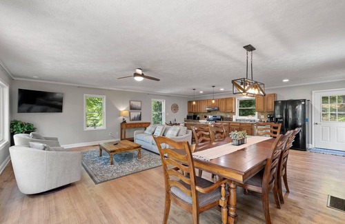 Fairview House | Spacious 5BR Hot Tub Fire Pit Games | Lazy Bear