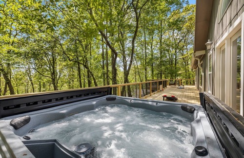 Fairview House | Spacious 5BR Hot Tub Fire Pit Games | Lazy Bear